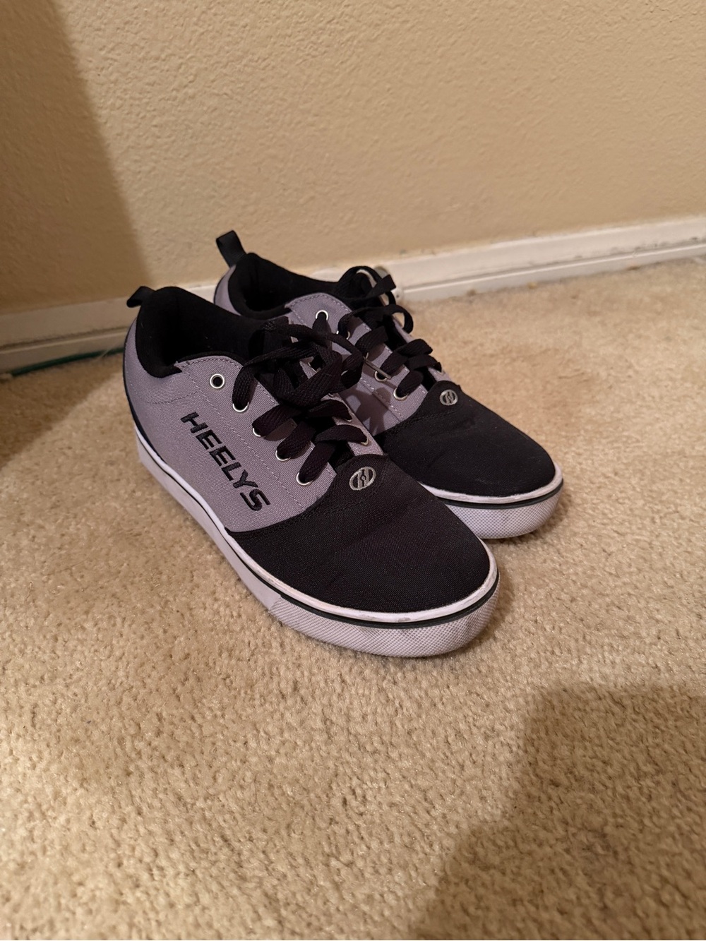 Heelys Men's Black and Gray Low-Top Skate Shoes